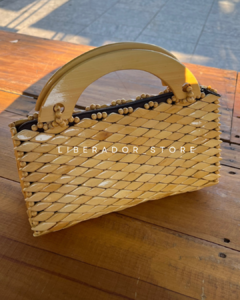 Bolsa Artesanal de Madeira Camila M na internet