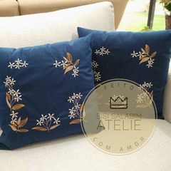 Kit com 2 Capas de Almofada Bordada Azul Marinho Moldura - comprar online