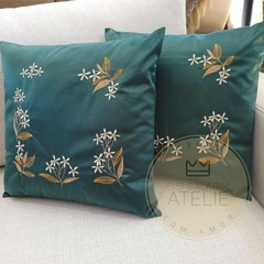 Kit com 2 Capas de Almofada Bordada - Verde Moldura Floral - comprar online
