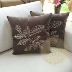Kit com 2 Capas de Almofada Bordada - Marrom Folhas - sisisalabimatelie