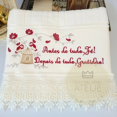 Toalha De Rosto Marfim - Fé e Gratidão Bordô