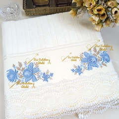 Toalha de Banho (Marfim) Bordada Personalizada Floral azul - comprar online