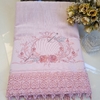 Toalha de Banho Rosa Bordada Personalizada Moldura Flor Rosa
