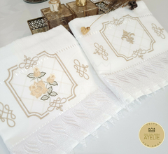Kit 2 Toalhas De Rosto Rosa e Brasão