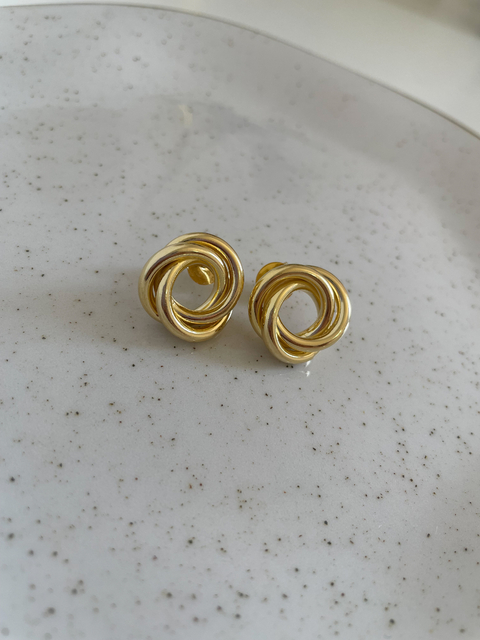 Brinco nó G dourado