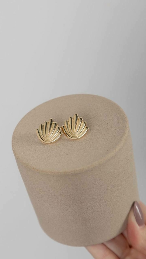 Brinco flor de lotus dourado - comprar online