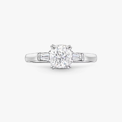 Anel de noivado clássico Cushion-Cut com pedras laterais cônicas em formato de baguete