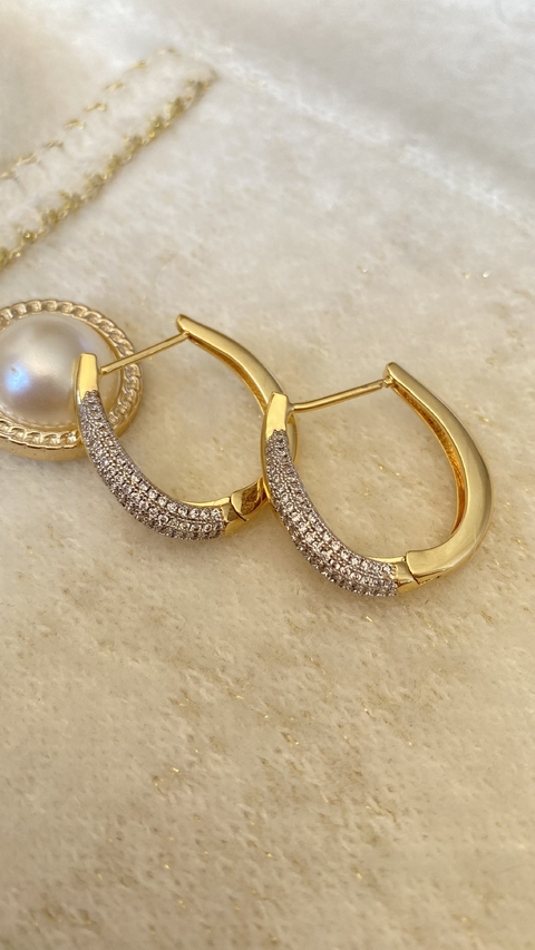 Brinco oval luxo zircônia