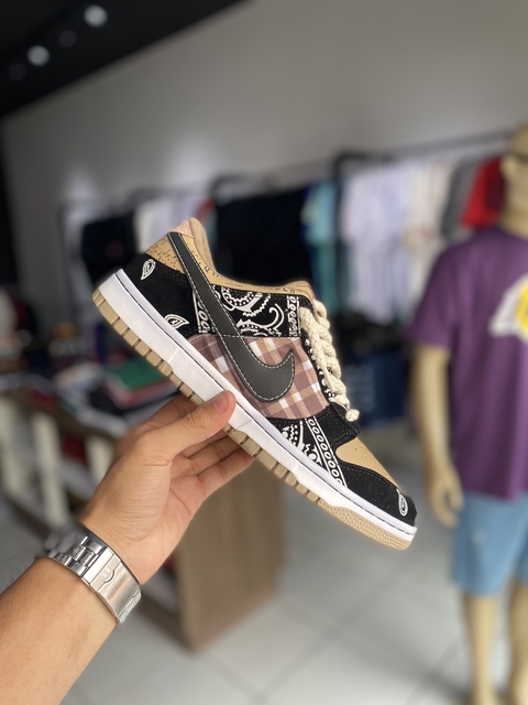 NIKE SB DUNK LOW TRAVIS SCOTT