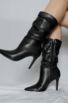 BOTA NA COR PRETO - SALTO ALTO FINO - CANO MÉDIO - BOTA JULIANA