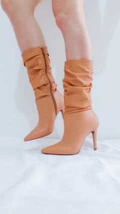 BOTA NA COR RUM - SALTO ALTO FINO - CANO MÉDIO - BOTA LILLIAN