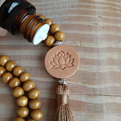 Japamala Colar 108 Contas com Cerâmica Difusor Lótus Terracota e Madeira Clara 8mm - ArtbyDarleneMaldonado - arte, cerâmica autoral e boas inspirações... Peças exclusivas.