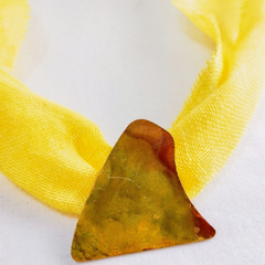Colar Ilha . Lenço em gaze de algodão amarelo