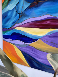 Pintura abstrata com ondas de cores vibrantes, incluindo azul, roxo, amarelo e laranja, representando uma paisagem fluida.