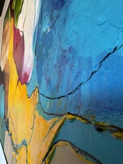 Pintura abstrata "Territórios Internos" com cores vibrantes e formas fluidas, destacando detalhes em amarelo, azul e verde.