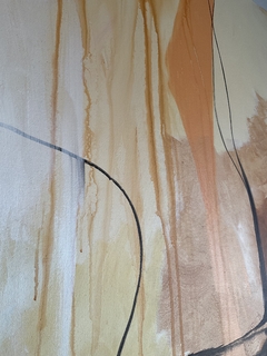 Pintura abstrata em grandes formatos com cores quentes e formas fluidas, destacando uma composição de linhas e formas orgânicas.