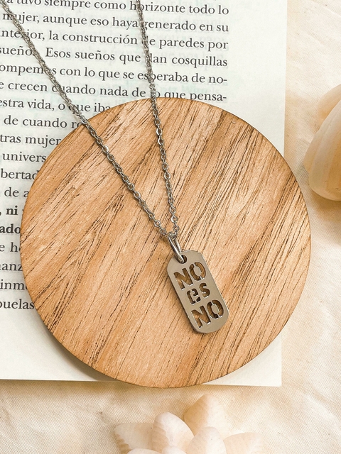 Dije acero feminista No es No (mediano) y cadena