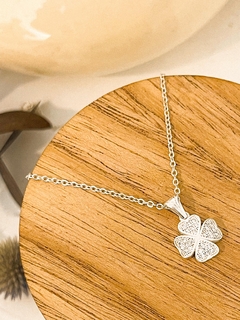 DIJE TREBOL PLATA Y MICROPAVE Y CADENA ACERO BLANCO