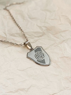 Dije escudo de River grande con cadena en internet