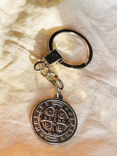 Llavero San Benito doble faz con relieve acero quirurgico - comprar online