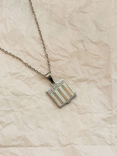 Dije Escudo Racing con cadena en acero - comprar online