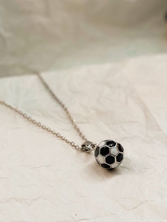 Dije pelota en blanco y negro esmaltado y cadena acero en internet