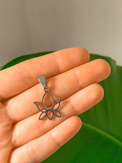 Dije flor de loto calada acero con cadena - comprar online