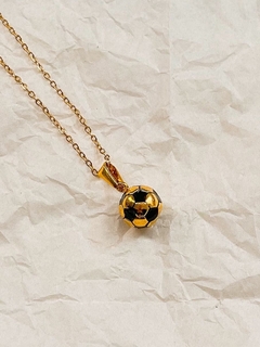 DIJE PELOTA NEGRO CON DORADO y CADENA