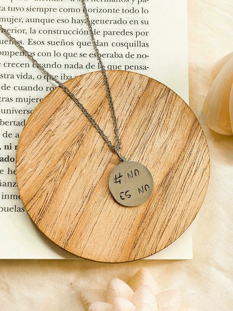 Dije acero no es no feminista con cadena