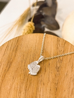DIJE PIECITOS MICROPAVE Y CADENA ACERO BLANCO