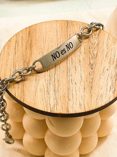 Pulsera acero feminista frase No es No en internet
