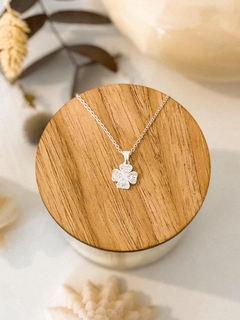 DIJE TREBOL PLATA Y MICROPAVE Y CADENA ACERO BLANCO - comprar online