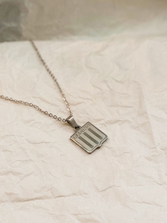 Dije Escudo Racing con cadena en acero en internet