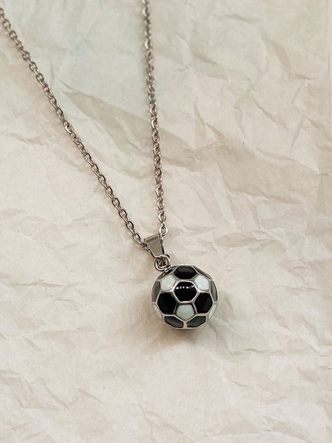 Dije pelota en blanco y negro esmaltado y cadena acero