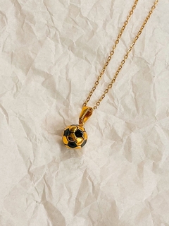 DIJE PELOTA NEGRO CON DORADO y CADENA en internet