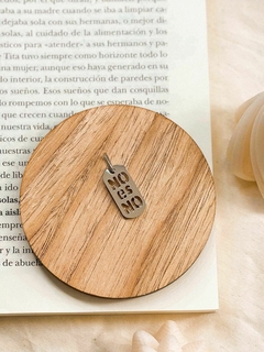 Dije acero feminista No es No (mediano) y cadena - comprar online