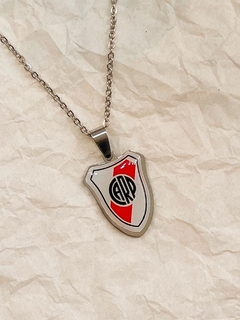 Dije escudo de River con color y cadena - comprar online