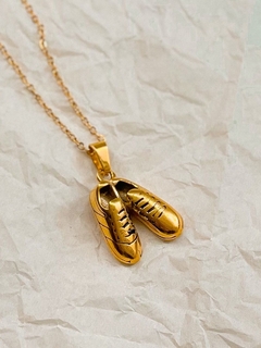 Dije doble botin acero dorado con cadena en internet