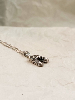Dije doble botin con cadena acero - Ivanala Joyas