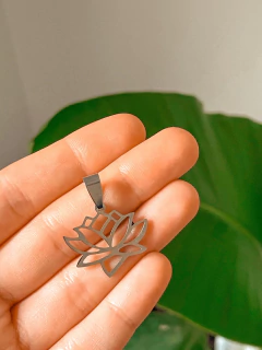 Dije flor de loto calada acero con cadena - comprar online