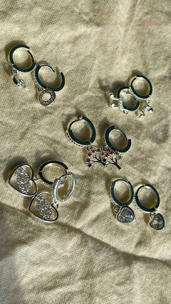 Aros argollitas Huggies plata y micropave con dijes