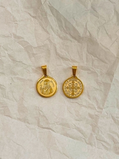 Dije San Benito 15mm doble faz y cadena acero dorado - comprar online