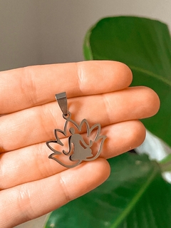 Dije Meditación flor de loto acero con cadena en internet