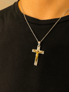 Cruz con cristo de acero combinado con dorado y cadena