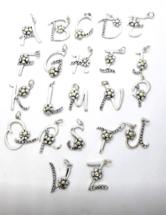 DIJE INICIAL PLATA Y ORO CON RELIEVE a eleccion - Ivanala Joyas