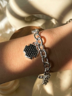 Pulsera Acero blanco con dijes cruz equilibrio labradas - Ivanala Joyas