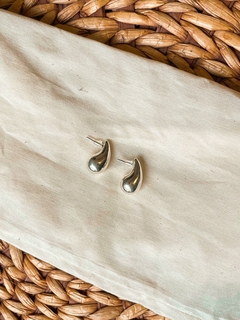 Aros gotas plateadas. TENDENCIA en moda - comprar online
