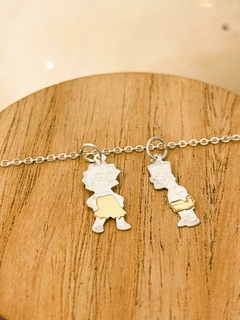 DIJE BART/LISA SIMPSON PLATA Y ORO CON CADENA DE ACERO BLANCO