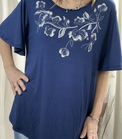 Remera "Flores pintadas azul" en internet