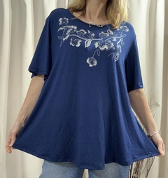 Remera "Flores pintadas azul"